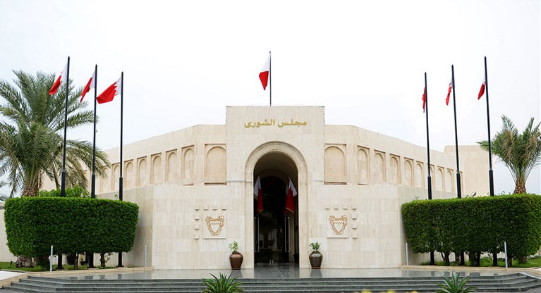 تسليم تقرير ديوان الرقابة المالية والإدارية لرئيس مجلس الشورى.
