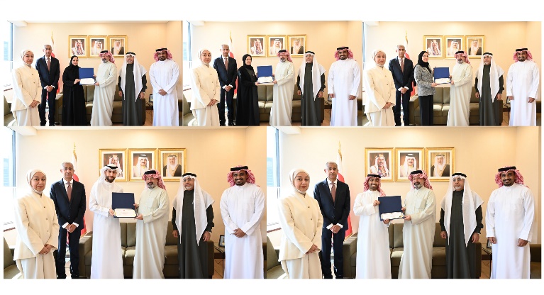 H.E. Sheikh Ahmed bin Mohammed receives employees who have obtained professional certificates