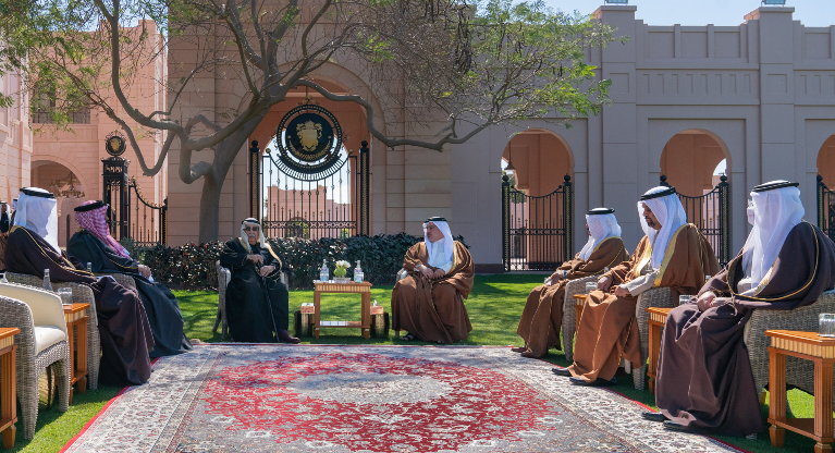 سمو ولي العهد رئيس مجلس الوزراء‬ يلتقي رئيس ديوان الرقابة المالية والإدارية