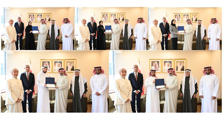 معالي الشيخ أحمد بن محمد يستقبل الموظفين الحاصلين على شهادات مهنية