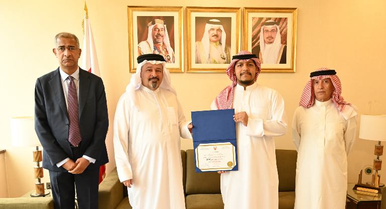 Auditor General congratulates NAO employee Othman Farhan on his CIA certification 